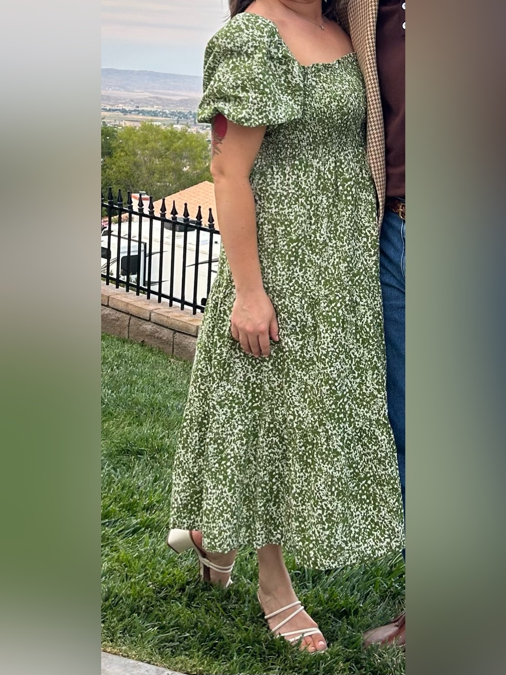 Abercrombie & Fitch Puff Sleeve Smocked Bodice Midi Dress in green - Picture 6 of 6